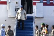 Prabowo visits evacuees in C. Tapanuli, vows road repair, fuel flow
