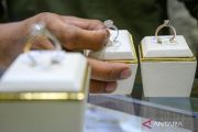 Harga emas di Pegadaian Jumat ini melanjutkan tren penurunan