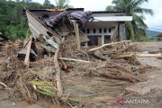 Indonesia races to build temporary homes for flood-landslide victims