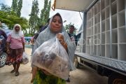 Distribusi MBG bagi warga terdampak banjir bandang di Padang