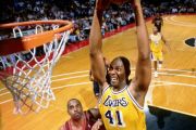 Mantan pemain NBA dan legenda Clemson Elden Campbell meninggal dunia