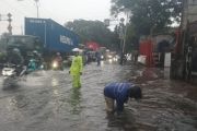 Atasi banjir, Jakbar bersihkan tali-tali air ruas jalan di Cengkareng