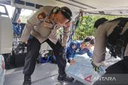 Polda Sumut gunakan heli kirim makanan ke desa terisolasi di Tapteng