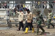 Prabowo inspects Bailey bridge installation in Bireuen, Aceh