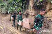 Tembus wilayah longsor, prajurit TNI jalan kaki bawa obat untuk warga