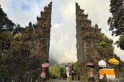 Gerbang Handara jadi salah satu tujuan wisata favorit di Bali Utara