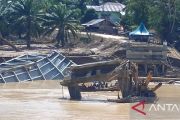 Jembatan putus, warga Aceh Tamiang arungi sungai ke pusat kabupaten