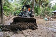 TNI kerahkan alat berat untuk buka jalur yang tertimbun lumpur di Aceh