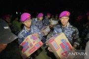 Prajurit Marinir antar logistik untuk korban bencana di Aceh Tamiang
