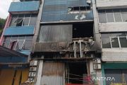 Puslabfor Polri kembali olah TKP lokasi kebakaran ruko di Jakpus