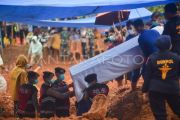 Pemakaman massal korban banjir bandang Sumatera Barat
