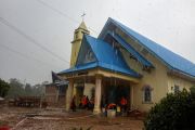 GP Ansor bantu bersihkan gereja terdampak banjir di Tapanuli Tengah