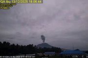 Gunung Ibu semburkan abu setinggi hingga 1.000 meter
