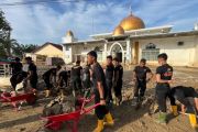 Usai dibersihkan personel Polri, masjid di Aceh Tamiang dipakai warga