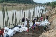 Koramil mengintensifkan perbaikan tanggul di Langkat setelah banjir
