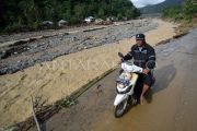 Aliran sungai berubah akibat banjir bandang di Padang
