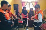 Baznas Agam salurkan kursi roda-tongkat ke korban bencana alam