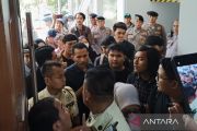 Puluhan simpatisan Delpedro cs bersitegang dengan petugas