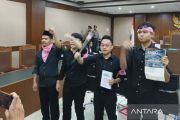 Orasi dan pembagian mawar oleh Delpedro dkk warnai sidang perdana