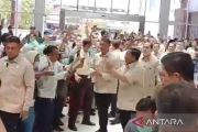 Prabowo jenguk korban kecelakaan mobil pengantar MBG di RSUD Koja &lrm;