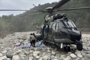 Helikopter AU mendarat di sungai demi distribusikan logistik di Aceh