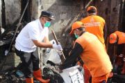 Petugas gabungan bersihkan puing kebakaran di Grogol Petamburan Jakbar