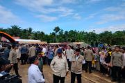 President inspects temporary housing for flood victims in West Sumatra
