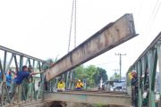 Yon Zipur 11/DW pasang jembatan penghubung antardesa di Deli Serdang
