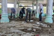Mahasiswa Unigha bersihkan tempat ibadah dari lumpur bekas banjir Aceh