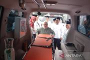 Anggota Komisi VII DPR RI menyerahkan ambulans untuk PCNU Banyumas