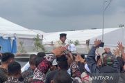 Presiden Prabowo bagikan baju usai akad massal di Kota Serang