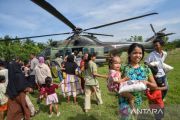 Akses darat masih sulit, TNI AU kirim 3 ton logistik untuk korban banjir bandang lewat udara