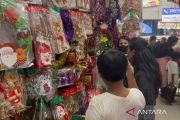 Menjelang Natal, Pasar Asemka Tamansari dipadati pengunjung