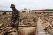 TNI dan Kemenhut bersihkan pesantren dari gelondongan kayu dan lumpur