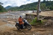 Jalan darurat kembali dibuka di Batu Busuk di Padang