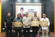 Fadli Zon serahkan bantuan bagi warga terdampak bencana di Sumatera