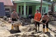 Polisi bantu warga bersihkan endapan lumpur banjir di Gayo Lues Aceh