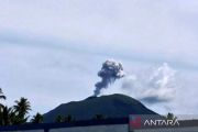 Badan Geologi: Gunung Ibu erupsi dengan kolom abu setinggi 800 meter