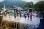 Ruas jalan Lubuk Basung-Bukittinggi tertutup material banjir&nbsp;
