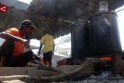 Elpiji langka, dapur umum korban banjir Pidie Jaya andalkan kayu bakar