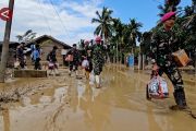 Jalan kaki, para prajurit beri bantuan untuk pengungsi terisolasi