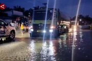 Jalan Padang-Pasaman Barat terendam banjir, kendaraan terjebak macet
