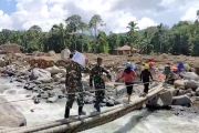 Tim gabungan bangun kembali jembatan darurat di Palembayan