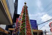Unik! Gereja di Kota Semarang pasang pohon Natal dari limbah plastik