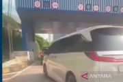 Polisi tunggu konfirmasi soal mobil pelat RI 25 yang selak antrean