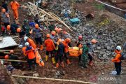 Empat orang tewas tertimbun longsoran tanah proyek lapangan fustal di Sumedang