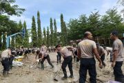 Brimob Polda Banten bersihkan sekolah terdampak banjir di Aceh Utara