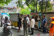 Delapan gerobak PKL di atas saluran Jalan Almahan Jakbar ditertibkan