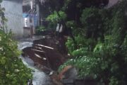 Tanah longsor terjadi tepat depan rumah warga di Kembangan Jakbar