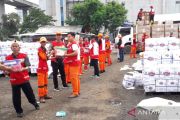 100 personel PPSU bantu PMI Jaktim kemas paket bantuan untuk Sumatera